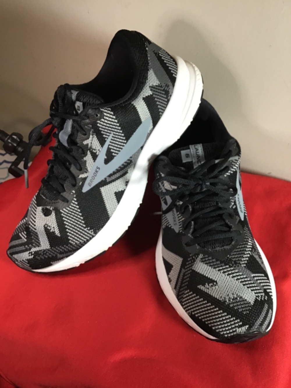 ❤️Brooks Launch 5, women’s size 8.5, has one brown spot, see photos, 🔥❤️ - Picture 2 of 6